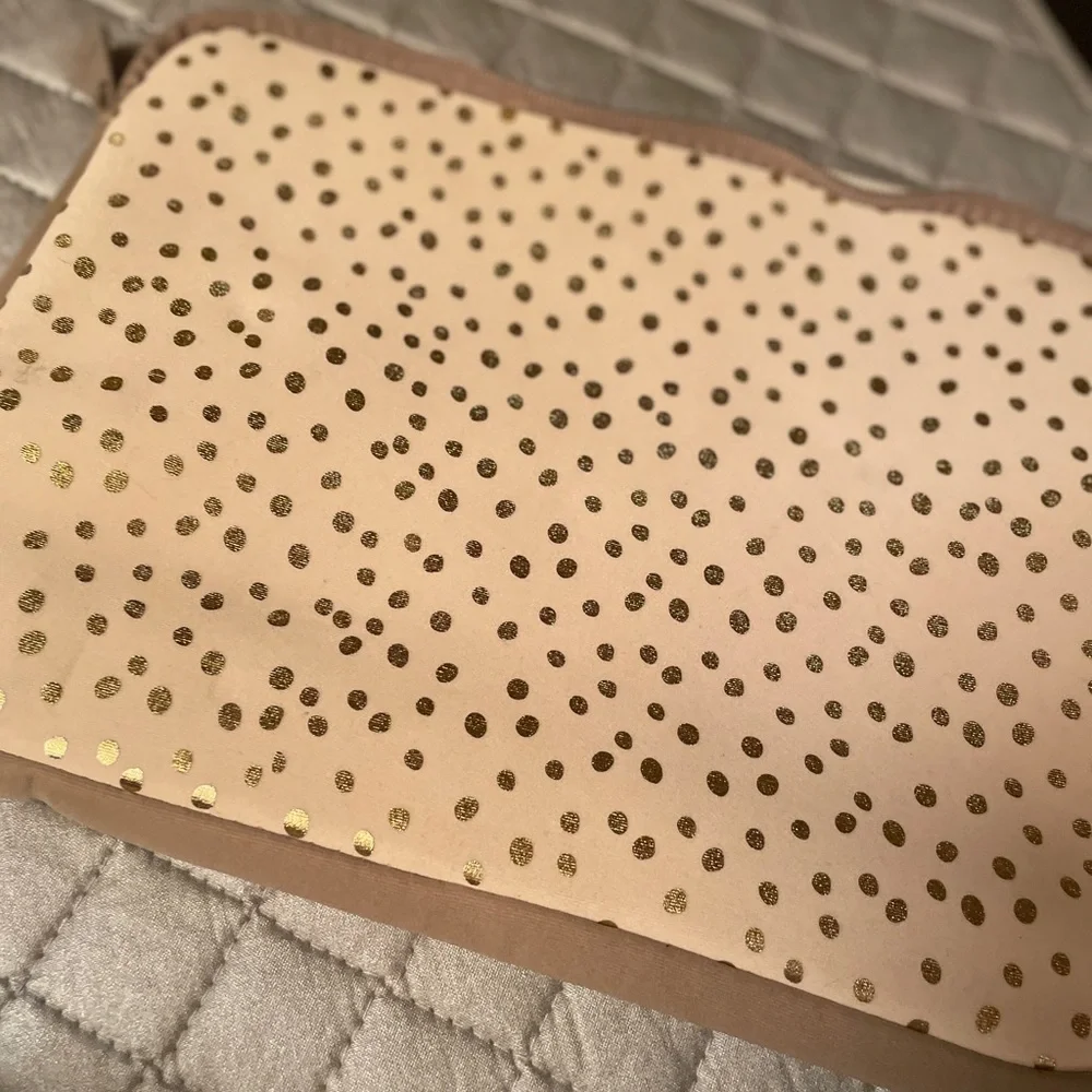 Laptop or tablet bag cream with gold polka dots